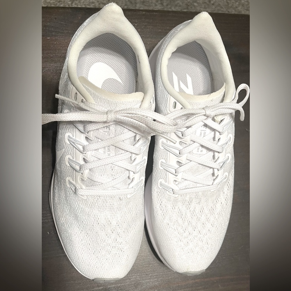 Nike Zoom Women’s white shoes 8.5